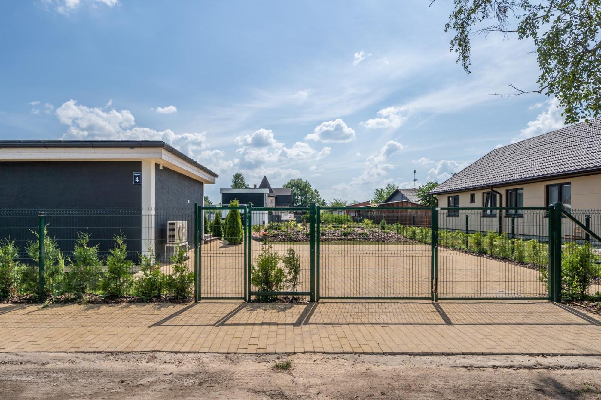 Family Garden Apartments With Free Private Parking & Playground Riga Extérieur photo